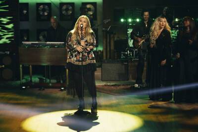 Kelly Clarkson Does Stevie Nicks Proud With ‘Edge Of Seventeen’ - etcanada.com - county Love