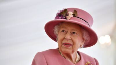 Queen Elizabeth Celebrated Her 96th Birthday by Wearing Hot Pink Lipstick - www.glamour.com