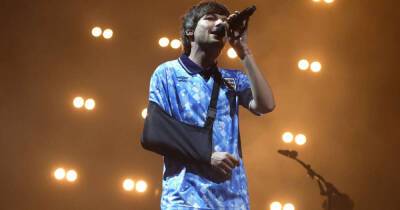 Gary Lineker - Louis Tomlinson - Paul Gascoigne - Louis Tomlinson takes to the stage for Wembley gig with arm in sling after injuring elbow - msn.com - Britain - USA - city Moscow