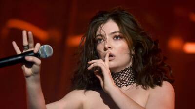 Lorde Defends Shushing Her Fans During Concerts After Viral Twitter Controversy - www.glamour.com