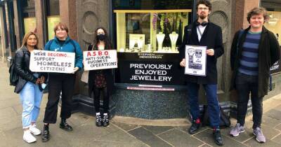 Scots jewellers slammed for 'No Beggars' sign outside shop - www.dailyrecord.co.uk - Britain - Scotland - city Dundee