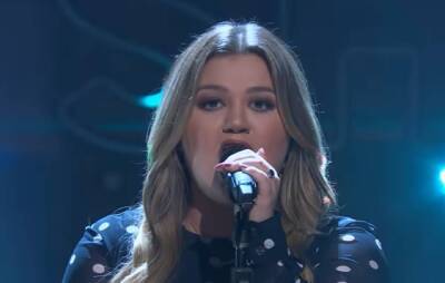 Watch Kelly Clarkson cover Radiohead’s ‘Exit Music (For A Film)’ - www.nme.com - Britain - London - city Greenwich