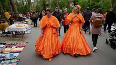 After 2 muted years, orange-clad folk mark Dutch King's Day - abcnews.go.com - Ukraine - Russia - Netherlands - city Amsterdam - city Sochi