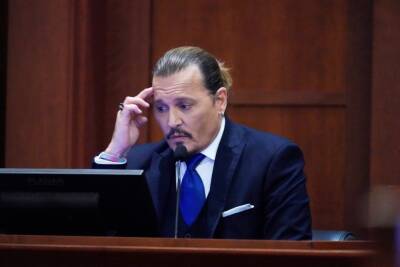 Johnny Depp Goes Viral After Handing His Attorney A Courtroom Sketch Amid Amber Heard Trial - etcanada.com - Washington - Virginia - county Fairfax