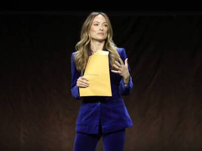 Olivia Wilde Handed Mysterious Manila Envelope While Presenting ‘Don’t Worry Darling’ At CinemaCon - etcanada.com - Las Vegas - city Manila