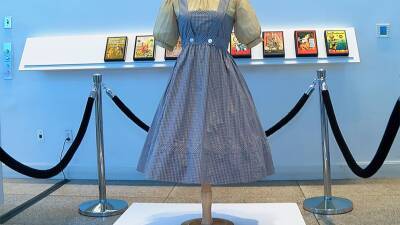Lost for decades, Dorothy's dress from 'Oz' up for sale - abcnews.go.com - New York - Los Angeles - USA - New York - California - Columbia - city Warsaw