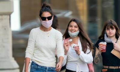 Katie Holmes - Tom Cruise - Suri Cruise - Suri Cruise grabs ice cream in New York City while wearing baggy jeans - us.hola.com - New York