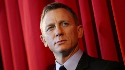 Daniel Craig Tests Positive for COVID, Prompting Cancellation of 'Macbeth' Shows - www.etonline.com