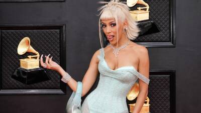 See All the Looks From the 2022 Grammys Red Carpet - www.glamour.com