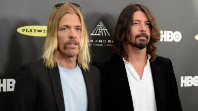 Dave Grohl - Taylor Hawkins - Foo Fighters - Jimmy Jam - Foo Fighters Break Their Own GRAMMYs Record With 3 Wins One Week After Taylor Hawkins' Death - etonline.com - Colombia - city Bogota, Colombia