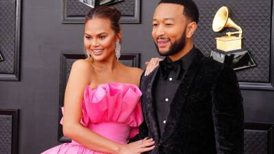 Chrissy Teigen and John Legend Are a Perfect Pair at the 2022 GRAMMYs - www.etonline.com - Los Angeles