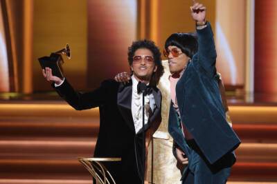 Silk Sonic Open The 2022 Grammys Then Take Home The First Award Of The Evening - etcanada.com - USA - county Love