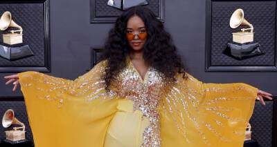 H.E.R. Wears a Yellow Outfit with Sparkling Phoenix On It to Grammys 2022 - www.justjared.com - Las Vegas