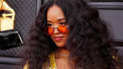 H.E.R. Channeled Aretha Franklin on the 2022 Grammys Red Carpet - www.glamour.com - USA - state Nevada
