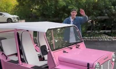 Pete in pink! Kim Kardashian’s boyfriend drives her custom Moke electric car - us.hola.com - USA - Chicago