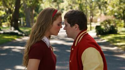 Lea Michele - Rachel Berry - Michelle Carter - Cory Monteith - Liz Hannah - Elle Fanning - Patrick Macmanus - Colton Ryan - Elle Fanning and Colton Ryan on That 'Glee' Moment in 'Girl From Plainville' Episode 4 (Exclusive) - etonline.com - state Massachusets