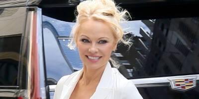 Pamela Anderson Hits the Streets of NYC After an Appearance on 'The View' - www.justjared.com - New York - Chicago