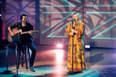 Kelly Clarkson Performs Acoustic Cover Of Don McLean’s ‘Vincent’ - etcanada.com - USA