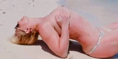 Britney Spears Goes Topless While Having Fun in the Sun at the Beach - www.justjared.com