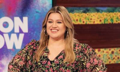 Kelly Clarkson wows in figure-hugging dress - but fans focus on something else - hellomagazine.com - USA