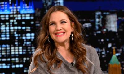 Jimmy Fallon - Drew Barrymore - Drew Barrymore wows fans as she reveals stunning office - and unexpected outfit - hellomagazine.com - county Drew