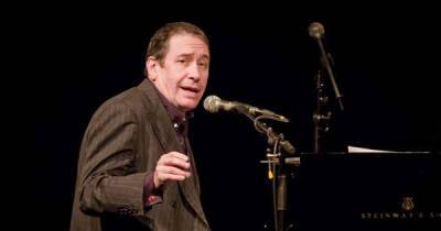 ITV Celebrity Catchphrase: Jools Holland's life from cancer battle to wife who has a famous artist dad - www.msn.com