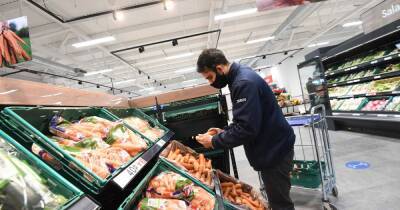 Tesco is making a major change to what it pays supermarket staff from July - www.manchestereveningnews.co.uk - Britain