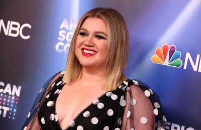 Kelly Clarkson Performs Emotional Rendition Of ABBA’s ‘Dancing Queen’ - etcanada.com