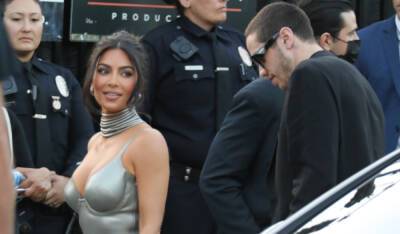 Kim Kardashian Holds Hands with Pete Davidson While Arriving to 'The Kardashians' Premiere - www.justjared.com - Los Angeles