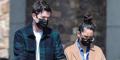 John Mulaney - Olivia Munn - John Mulaney & Olivia Munn Couple Up for a Grocery Run in L.A. - justjared.com - Los Angeles