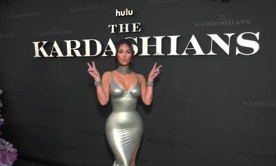 Kim Kardashian attends ‘The Kardashians’ premiere with boyfriend Pete Davidson - us.hola.com - Los Angeles