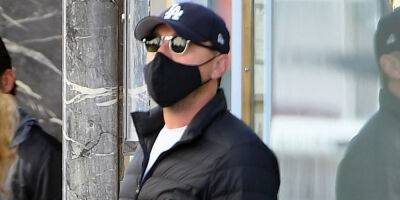 Leonardo DiCaprio Masks Up While Scouting Locations in NYC For Neat Burger - www.justjared.com - New York - county Lewis