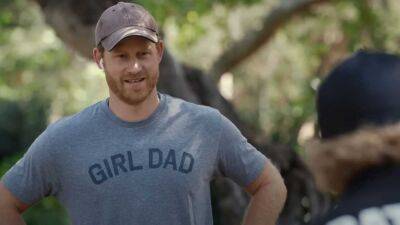 prince Harry - Meghan Markle - Rhys Darby - Prince Harry Runs in a 'Girl Dad' Shirt for Daughter Lilibet While Promoting Travel Project - etonline.com - New Zealand