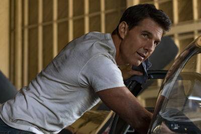 Val Kilmer - Joseph Kosinski - Meg Ryan - ‘Top Gun: Maverick’ Director Reveals Why He Didn’t Invite Kelly McGillis & Meg Ryan Back For The Sequel - etcanada.com