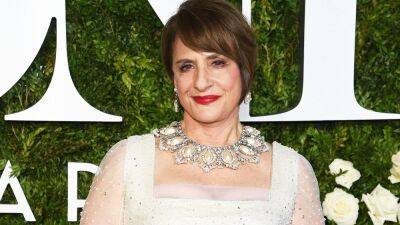 Tony Award - Patti Lupone - Patti LuPone Screams at Audience Members for Incorrectly Wearing Face Masks - etonline.com