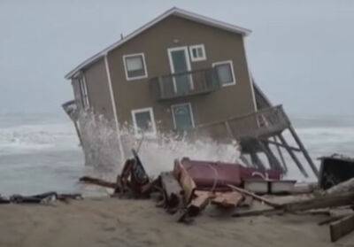 OMG! North Carolina Home Drowns In Ocean -- Caught On Video! - perezhilton.com - North Carolina - Lake - county Ocean