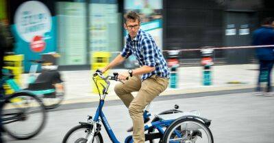 Andy Burnham - Cycling is ‘e-asy’ with new e-bikes to borrow for free in Cheetham Hill - manchestereveningnews.co.uk - Britain - Manchester