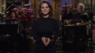 'SNL': Selena Gomez Talks Being Single and 'Manifesting Love' in Hosting Debut Monologue - www.etonline.com - county Johnson - county Martin - Austin, county Johnson - county Love