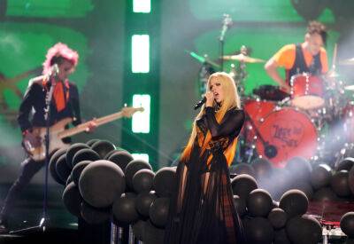 Avril Lavigne - Juno Awards - Love Sux - Watch Avril Lavigne’s Epic Career Retrospective Performance At The Juno Awards - etcanada.com