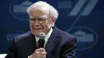 Shari Redstone - Warren Buffett Buys $2.6 Billion Stake in Paramount Via Berkshire Hathaway - thewrap.com - Netflix