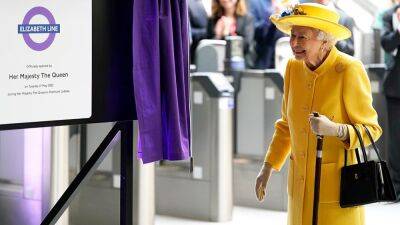 Elizabeth Ii II (Ii) - Last Friday - Queen Elizabeth Ii - Queen Elizabeth Makes Surprise Visit to London Underground to Buy Ticket for Her Namesake Railway - etonline.com - London - county Prince Edward