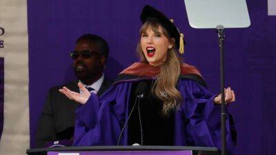 Taylor Swift - Watch Taylor Swift's Entire Commencement Speech to 2022 NYU Graduates - etonline.com - New York - New York