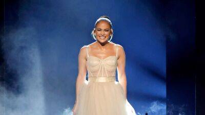 Jennifer Lopez - See the First Trailer for Jennifer Lopez's Netflix Documentary Halftime - glamour.com - Netflix