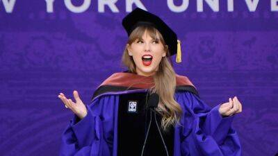 Taylor Swift - Taylor Swift's NYU Speech Urges Class Of 2022 To 'Live Alongside Cringe' - mtv.com - New York - New York