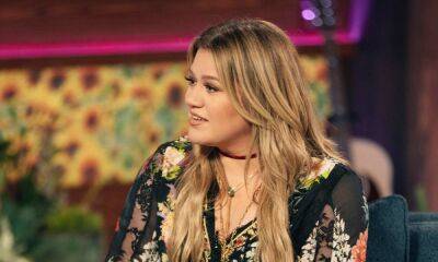Kelly Clarkson - Drew Barrymore - celebrate queen Elizabeth - Kelly Clarkson makes abrupt exit from show - and you'll not believe why! - hellomagazine.com