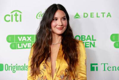 Bette Midler - John Mulaney - Olivia Munn - Olivia Munn Speaks Candidly About The Baby Formula Shortage: ‘I Wish I Could Breastfeed… But I Don’t Have A Choice’ - etcanada.com