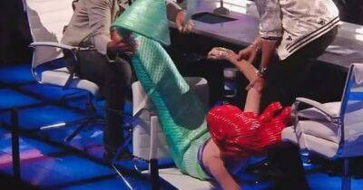 Katy Perry - Lionel Richie - Ryan Seacrest - Luke Bryan - Katy Perry suffers hilarious American Idol blunder as she falls off chair in Ariel costume - ok.co.uk - USA