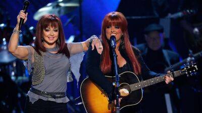 Naomi Judd Memorialized by Daughters Wynonna and Ashley During Country Music Hall of Fame Induction - thewrap.com