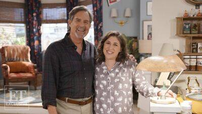 Mayim Bialik - Joey Lawrence - Mayim Bialik Reunites With 'Blossom' Dad Ted Wass in 'Call Me Kat' Finale: See the Photos (Exclusive) - etonline.com