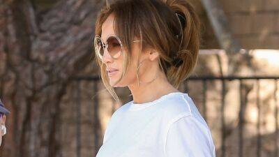 Jennifer Lopez Wore Super-Baggy Jeans With an On-Trend Detail - www.glamour.com